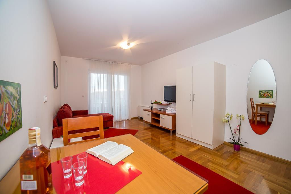Apartments Kristina Makarska Bagian luar foto