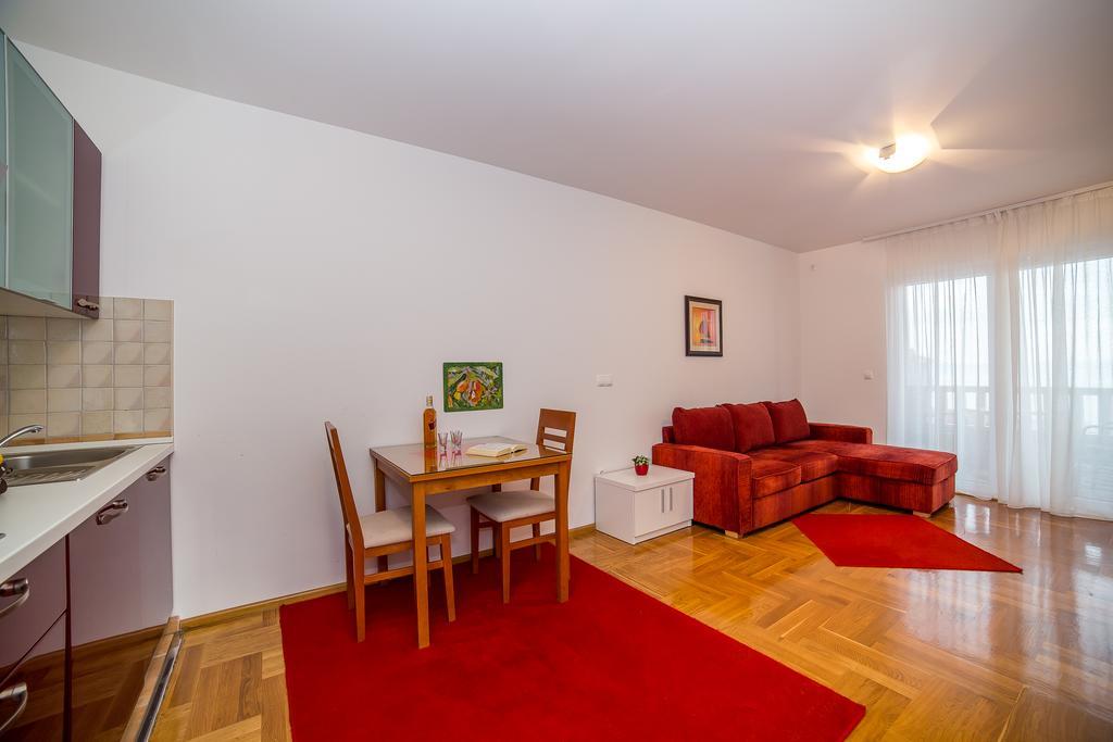 Apartments Kristina Makarska Bagian luar foto