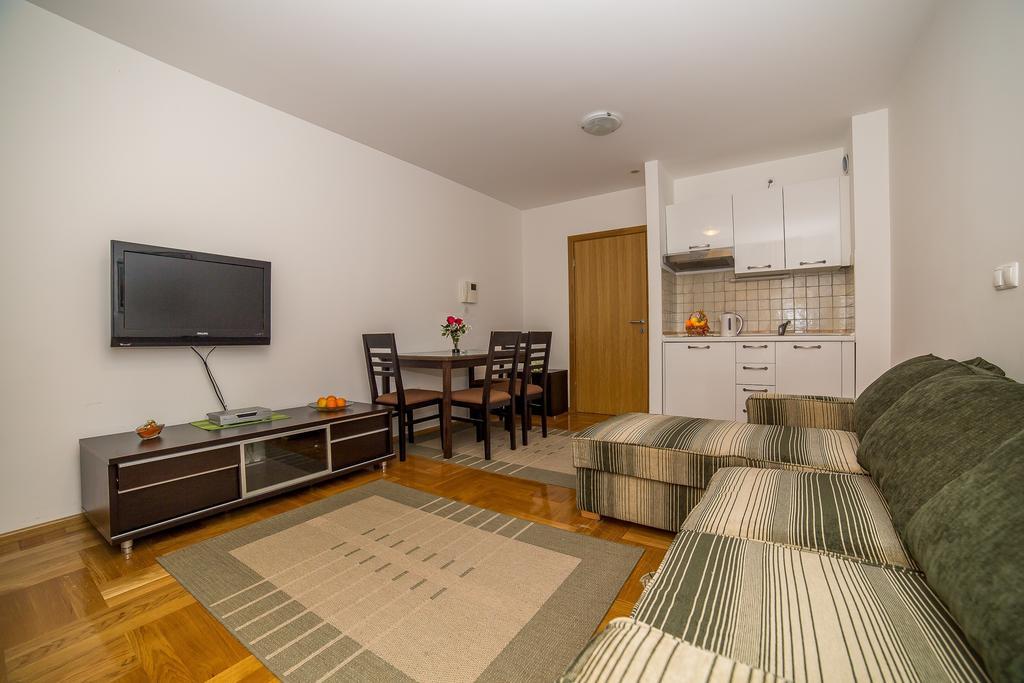 Apartments Kristina Makarska Bagian luar foto