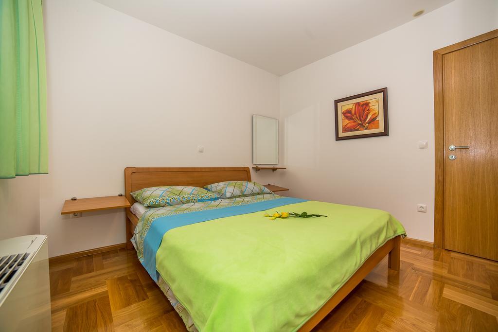 Apartments Kristina Makarska Bagian luar foto