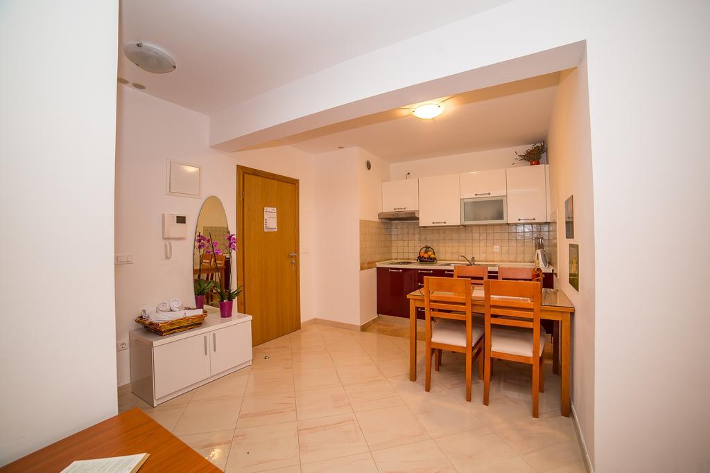 Apartments Kristina Makarska Bagian luar foto