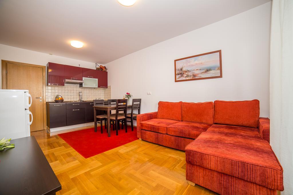 Apartments Kristina Makarska Bagian luar foto