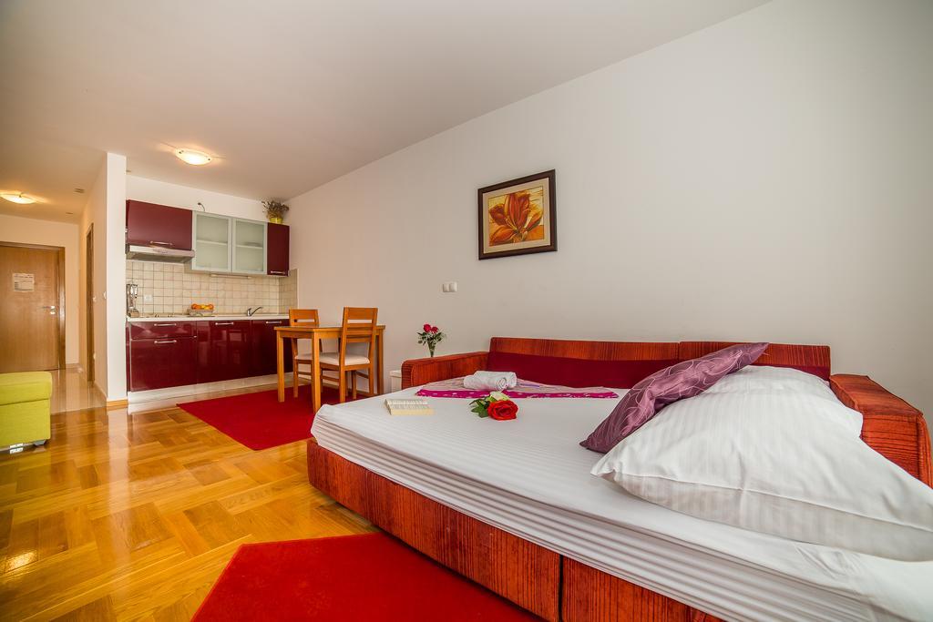 Apartments Kristina Makarska Bagian luar foto