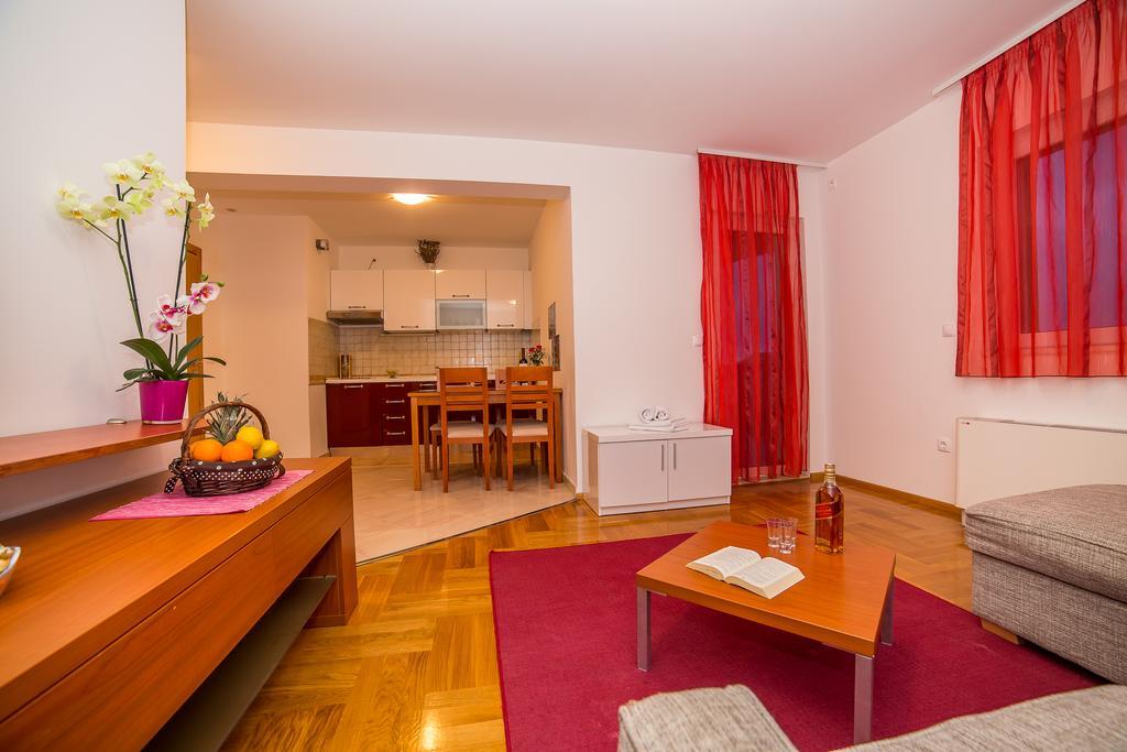 Apartments Kristina Makarska Bagian luar foto