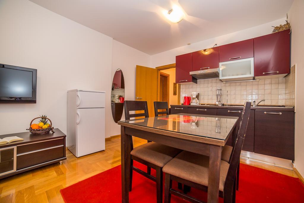 Apartments Kristina Makarska Bagian luar foto