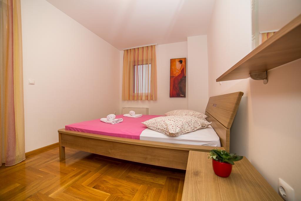 Apartments Kristina Makarska Bagian luar foto
