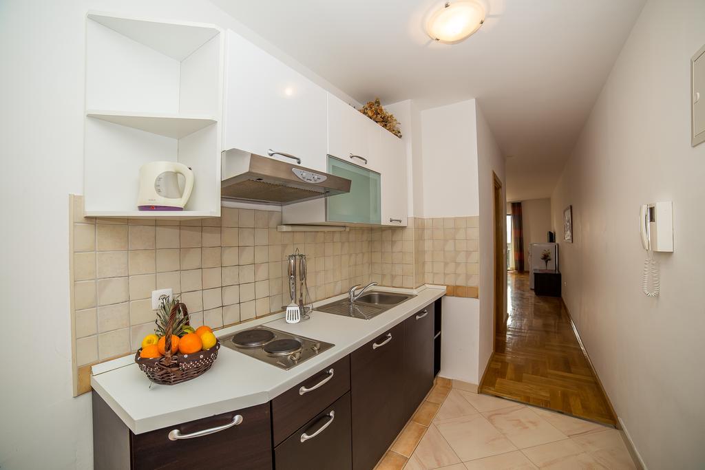 Apartments Kristina Makarska Bagian luar foto
